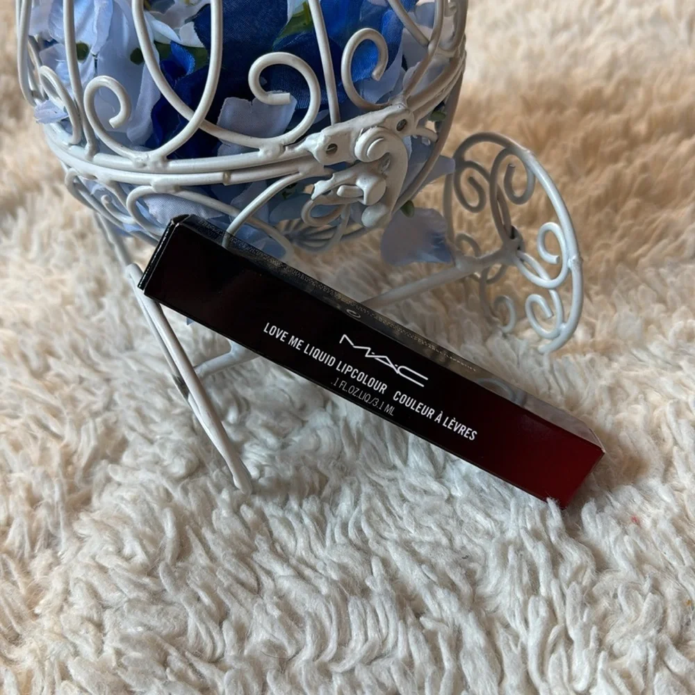 New MAC Love Me Liquid Lipcolour color 493 E For Effortless 0.1oz/3.1 ml